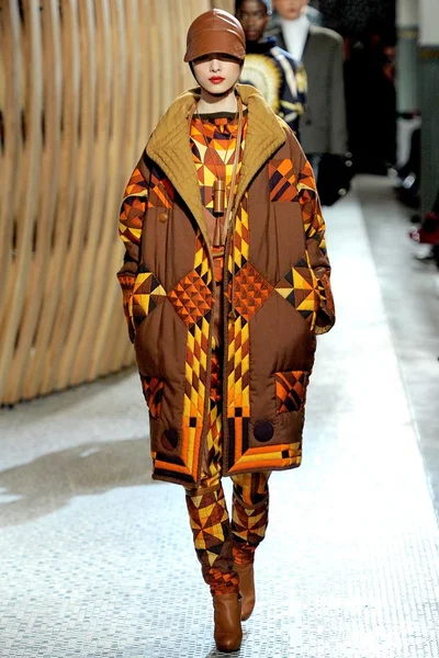 Look 25